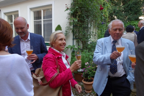 Der Aperitif im Hof bei sommerlichen Temperaturen